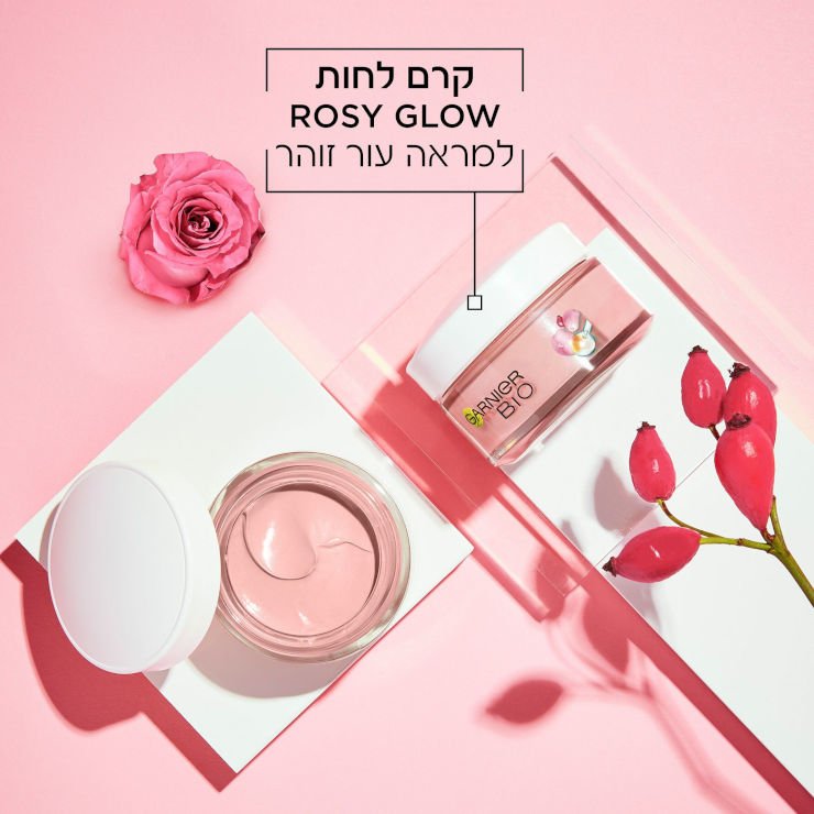 קופסת מוצר סגורה וקופסת מוצר פתוחה על רקע ורוד עם פרחים